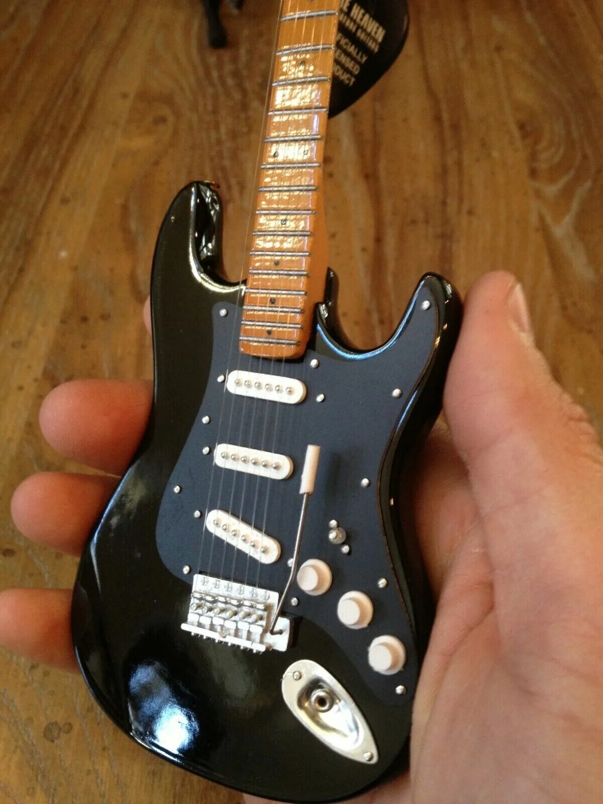 Черный фендер. Гитара fender stratocaster мексика. Black hawk гитара стратокастер. Черный фендер. Гитара fender telecaster custom.