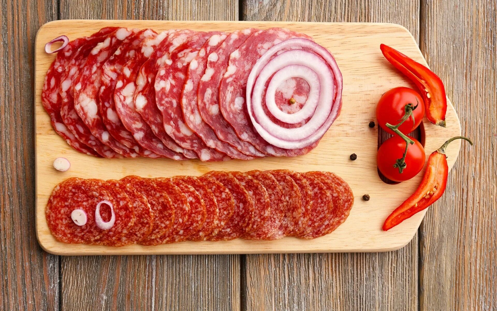 Сервелат салями. Порезанная колбаса. Колбаса сверху. Колбаса нарезанная. Колбаса вареная нарезанная кубиками.