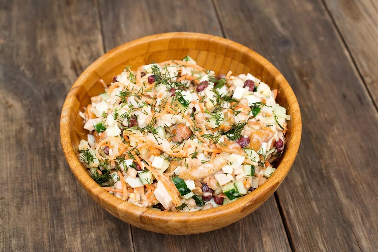 салат с копчёной курицей. салат с копчёной грудкой и ананасом. рецепт из копченой грудки. салат с курицей и овощами. салат с копченой куриной.