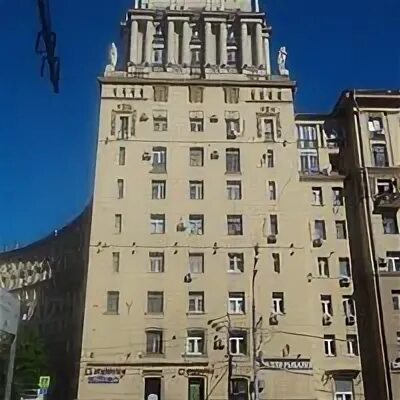 Дом находящийся слева