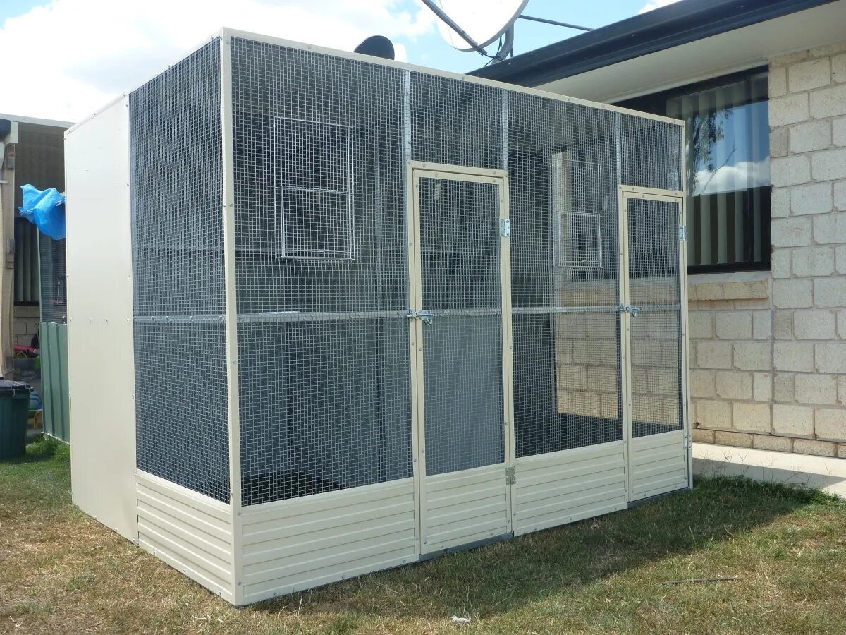 Вольер для птиц уличный. Деревянный вольер. Вольер для канареек. Уличный вольер для певчих птиц. Вольер для птиц авиарий.