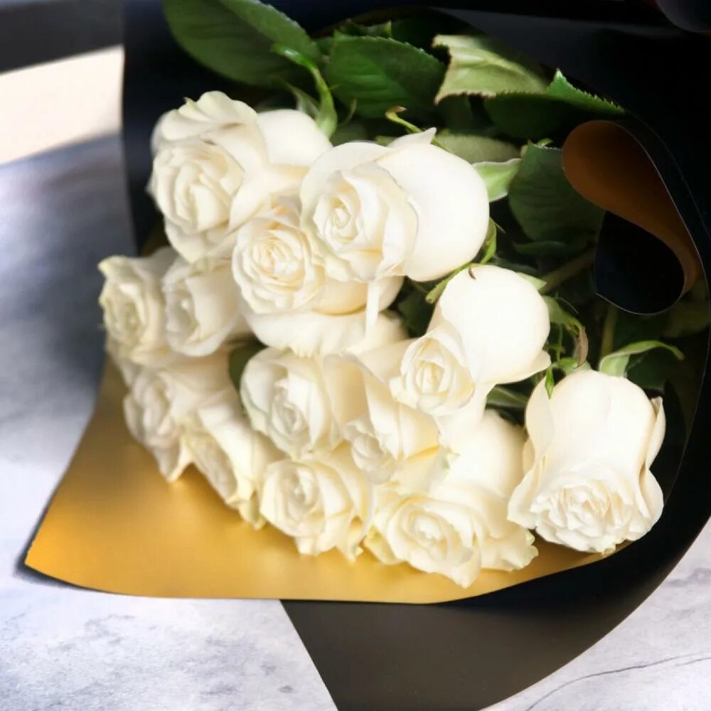 когда дарят белые розы. что обозначают белые розы. красивый букет белых роз. фотосессия с белыми розами. букет из белых роз.