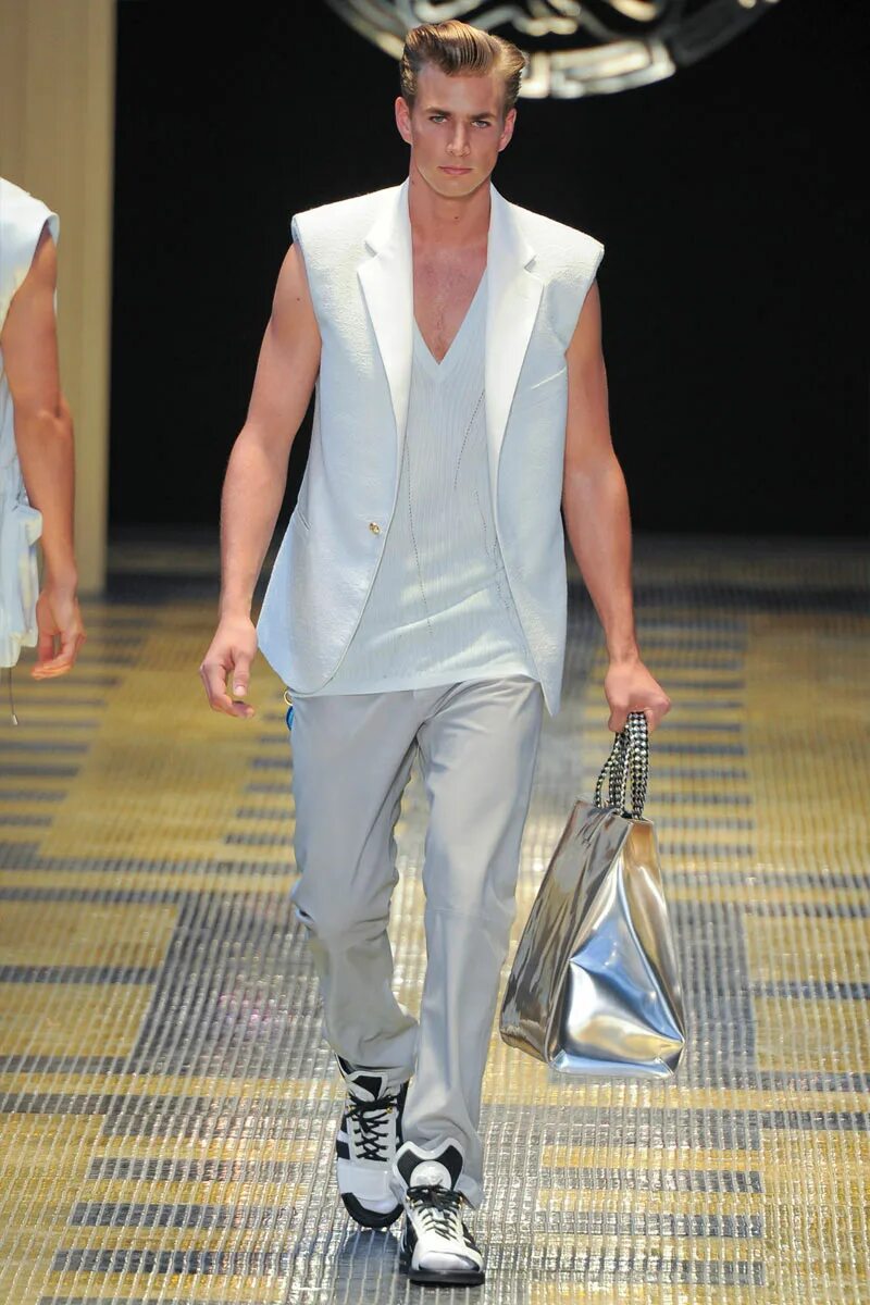 Мужской подиум. Versace ss19 man. Мужская летняя коллекция показ Версаче. Мужская коллекция одежды 2023 от версачи.