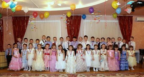 Воспитатель на выпускном в детском