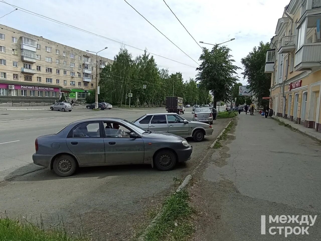 Автостоянка на ул Ленина. Ул Быкова Нижний Тагил. Парковка на газоне. Нижний Тагил фото.