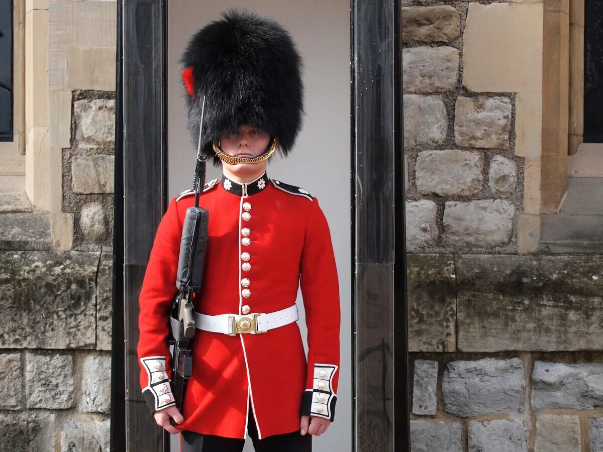 Смирно 6 букв. Королевская гвардия (Royal Guards). Королевская гвардия Букингемского дворца. Королевский Гвардеец в Англии. Шапка королевского гвардейца Великобритании.