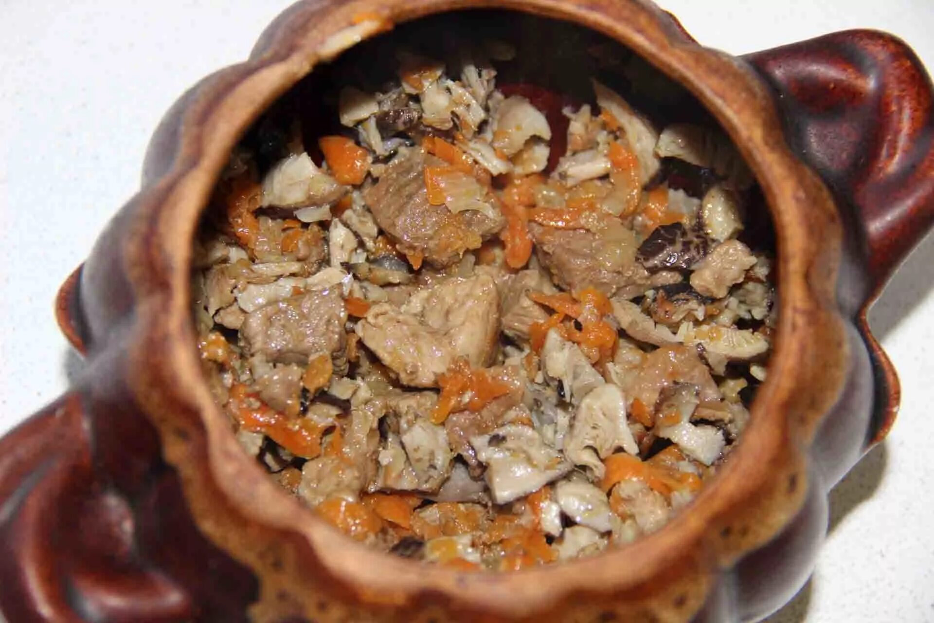 гречневая каша с мясом в горшочке. гречка по боярски. гречка в горшочке. гречка в горшочке в духовке. гречка с говядиной в горшочках в духовке.