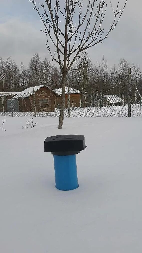 Нужно ли утеплять скважину на зиму. Оголовок колодца. оголовок для скважины. скважина на зиму. оголовок зимой на скважине.