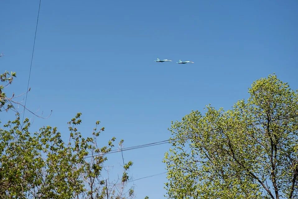 Истребители над городом. Самолеты над Самарой. Истребители летают над городом. Истребители над Самарой. Вчера полетел