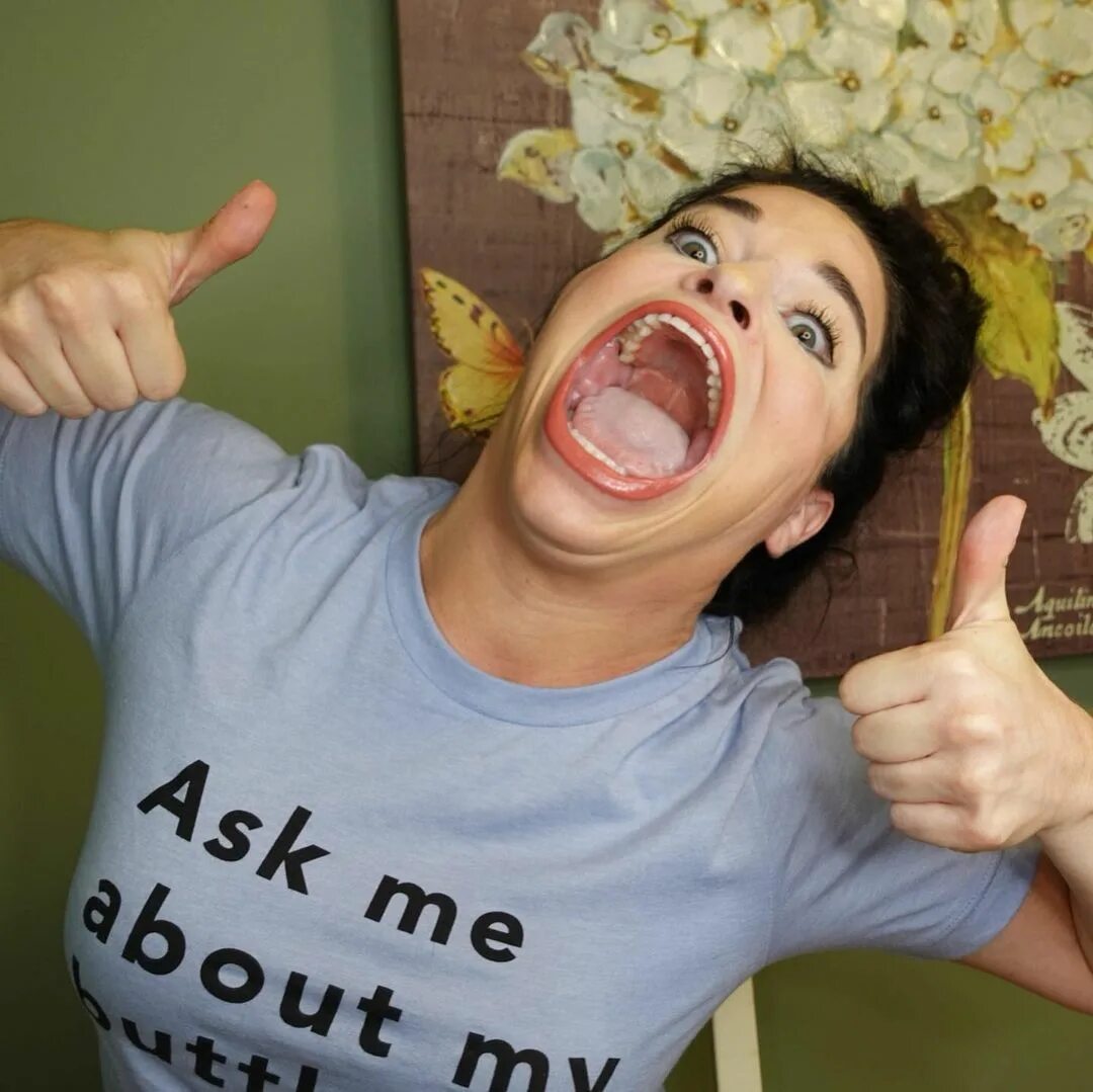 адриана льюис самый длинный язык. широко открытый рот женщин. рот гигантской девушки. самый большой рот гинес. девушка с самым большим ртом.