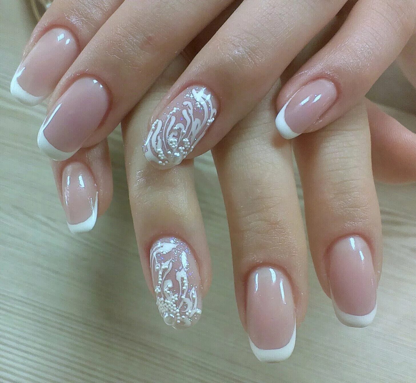 красивый френч на ногтях. красивый френч на ногтях. красивый французский маникюр. ногти дизайн французского маникюра фото. френч с дизайном.