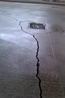 Трещины бетонном поле