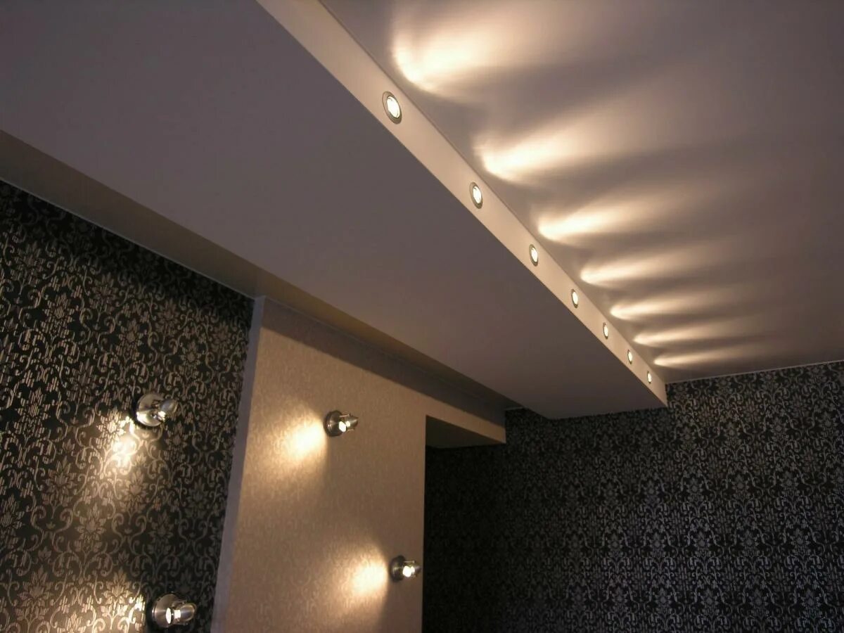 Потолок ступеньки. Потолок с подсветкой. Навесные потолки с подсветкой. Декоративная подсветка потолка. Подвесной потолок с подсветкой.