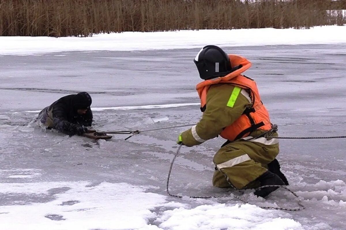 МЧС России спасение детей на льду. МЧС спасает. Спасение людей на льду МЧС. Спасение провалившегося под лед.