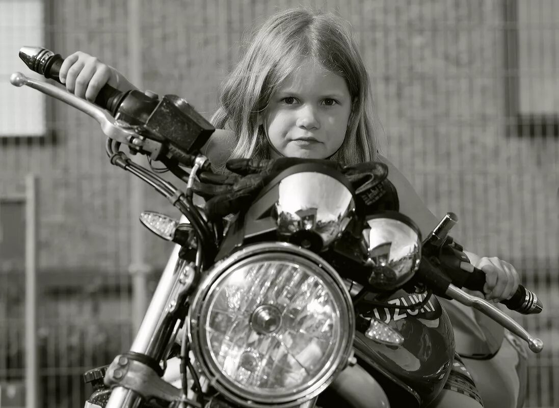 Настоящие мотоциклы. Фото детей на мотоцикле. Детский электромотоцикл bmw r1200gs. Детская фотосессия с мотоциклом. Детский мотоцикл для мальчиков.