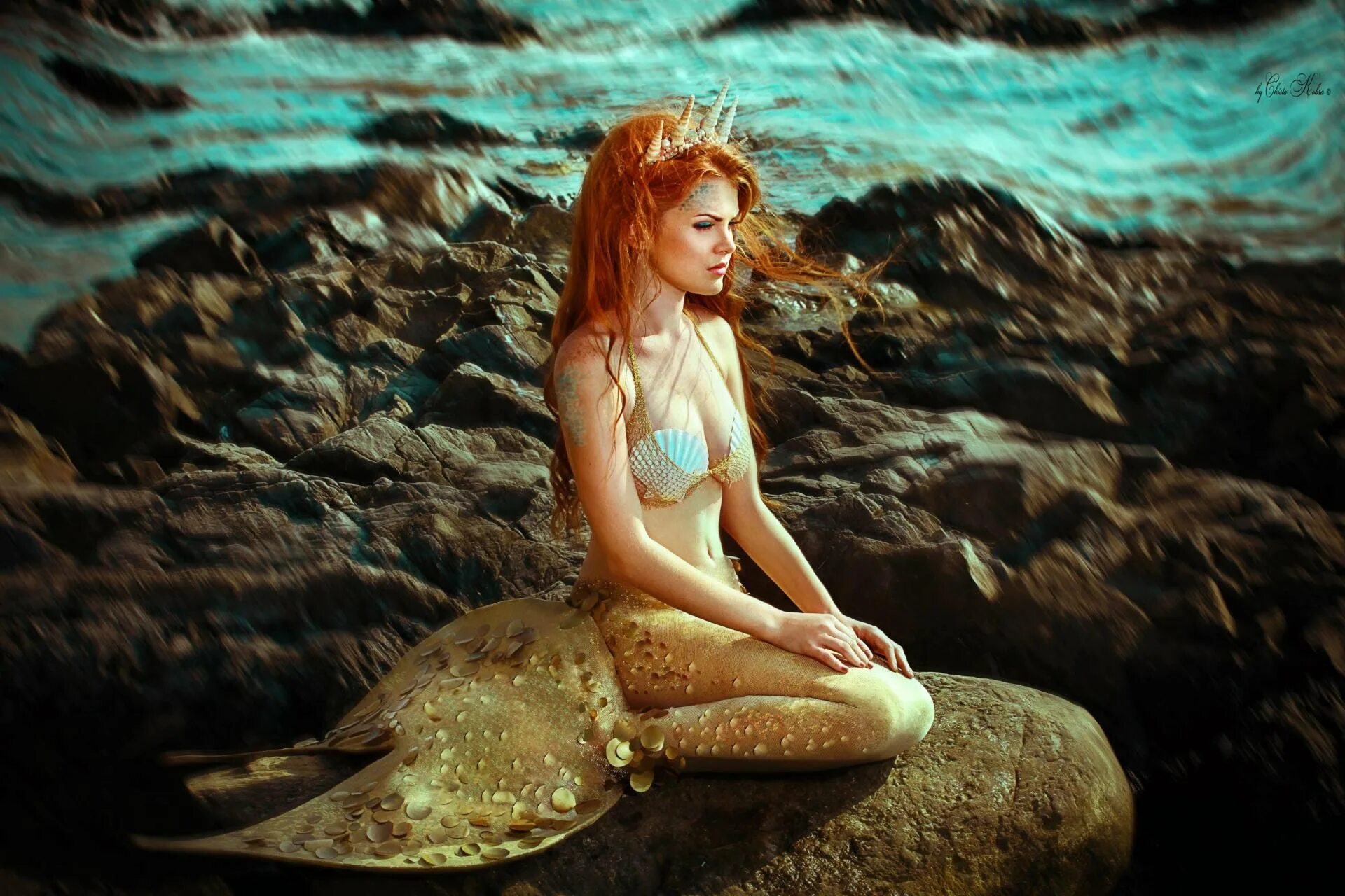 Русалка на камне. Русалка богиня ариэль. Русалочка на камне. A little mermaid ariel косплей. Русалочка ариель на камне.