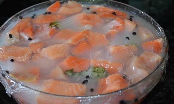 Красная рыба в рассоле. Посол красной рыбы в рассоле кусочками. Горбуша соленая в рассоле. Красная рыба в рассоле. Посол красной рыбы в рассоле кусочками.