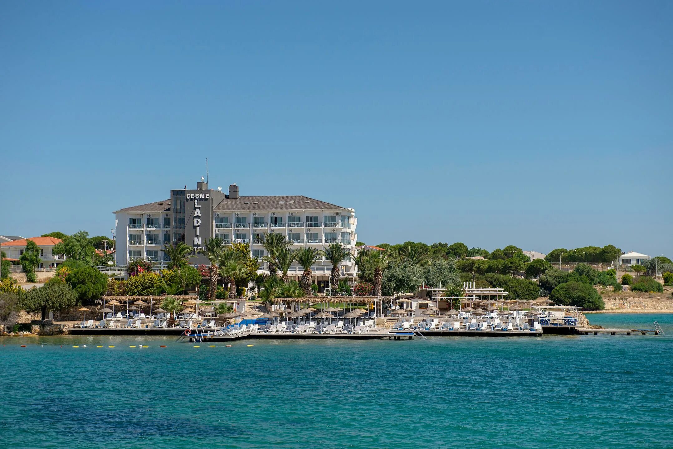 Med cesme в реальном времени. Cesme Турция. Cesme здание. Cesme Izmir. Ladin Turkey.