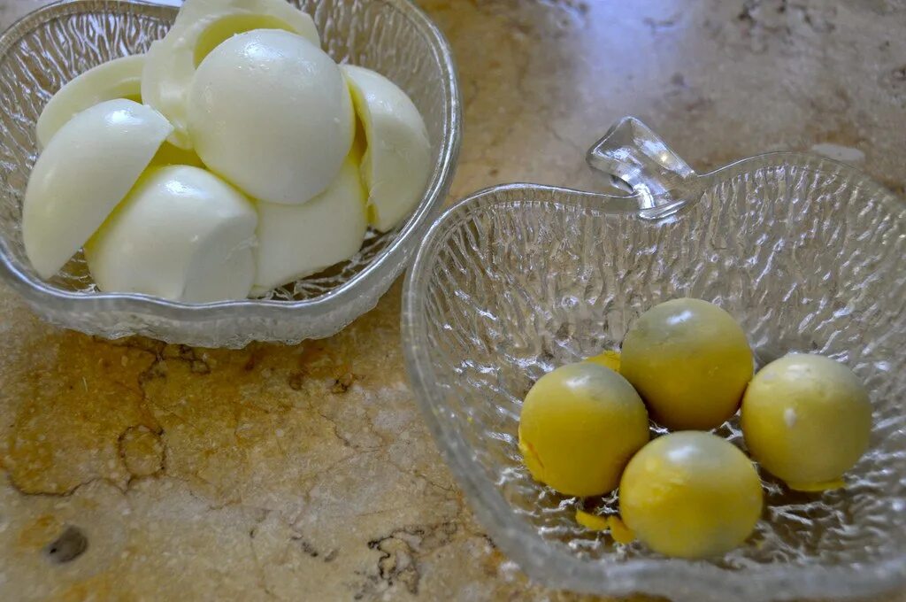 Желток вареного яйца. Яичный желток вареный. Яичные белки и желтки. Яичный белок вареный.