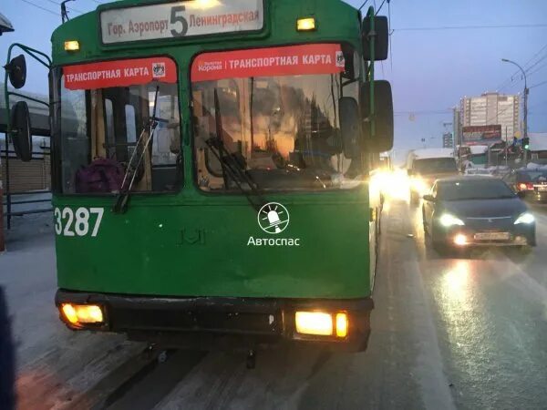 26 троллейбус новосибирск. Авария троллейбуса в Новосибирске. Троллейбус 5 Новосибирск. В Новосибирске загорелся троллейбус. Троллейбус врезался в автобус Новосибирск.