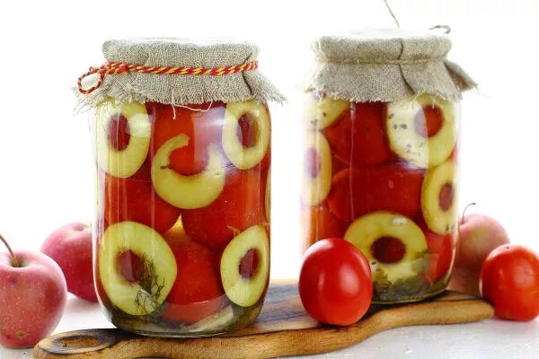 Помидоры на зиму сладкие с яблоками. Аджика из помидор и яблок на зиму. Перец с яблоками на зиму. Аджика с помидорами. Кетчуп домашний с яблоками.