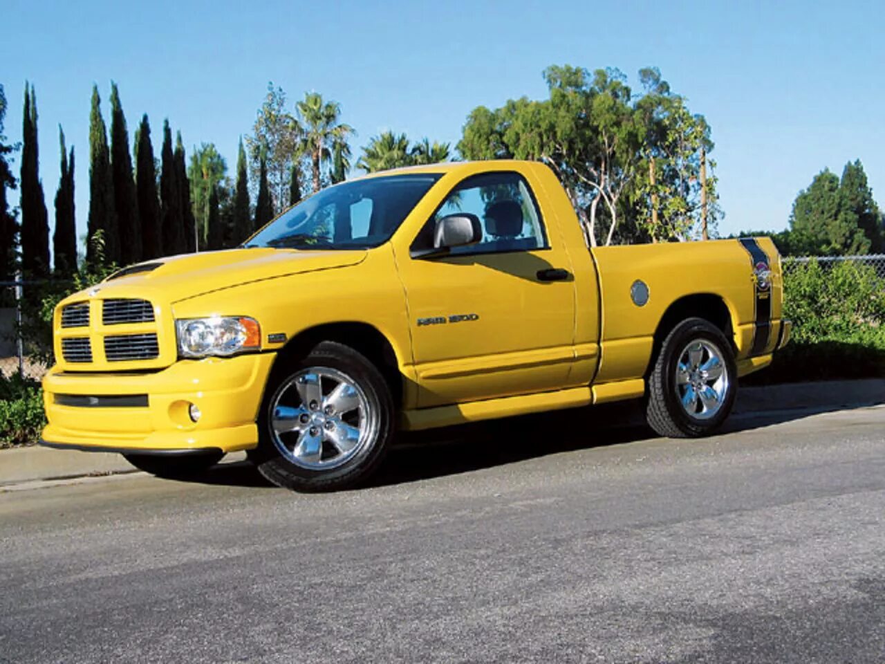 Двухместный пикап. Dodge Ram 1500 Rumble Bee. Dodge Ram 6500. Двухместный Додж Рэм. Dodge Ram 1500 Bumblebee.