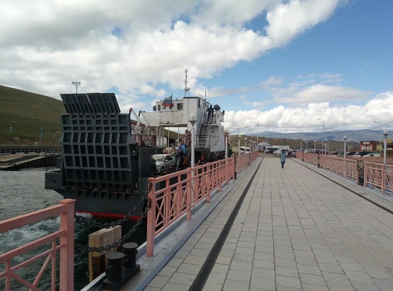 Паром на реке. Очередь на паром ольхон. Паромная переправа на ольхон. Ледовая переправа на ольхон. Мчс иркутской области переправы ледовые на ольхон.