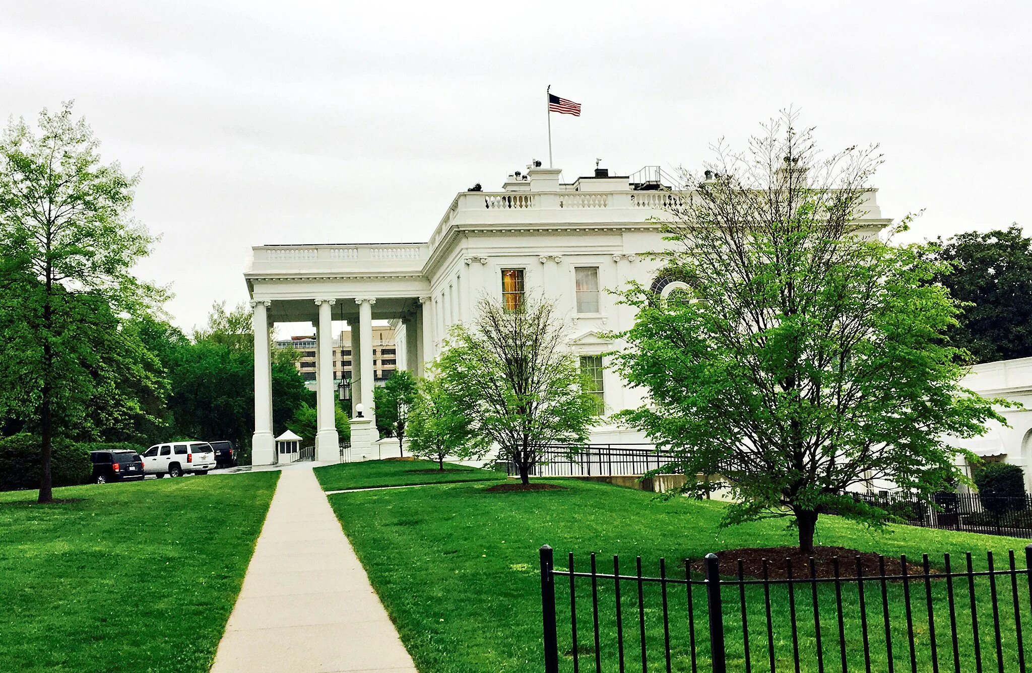 Белый дом страна. Белый дом Вашингтон сад. Резиденция президента США белый дом. Белый дом Вашингтон лужайка. Белый дом Вашингтон фото.