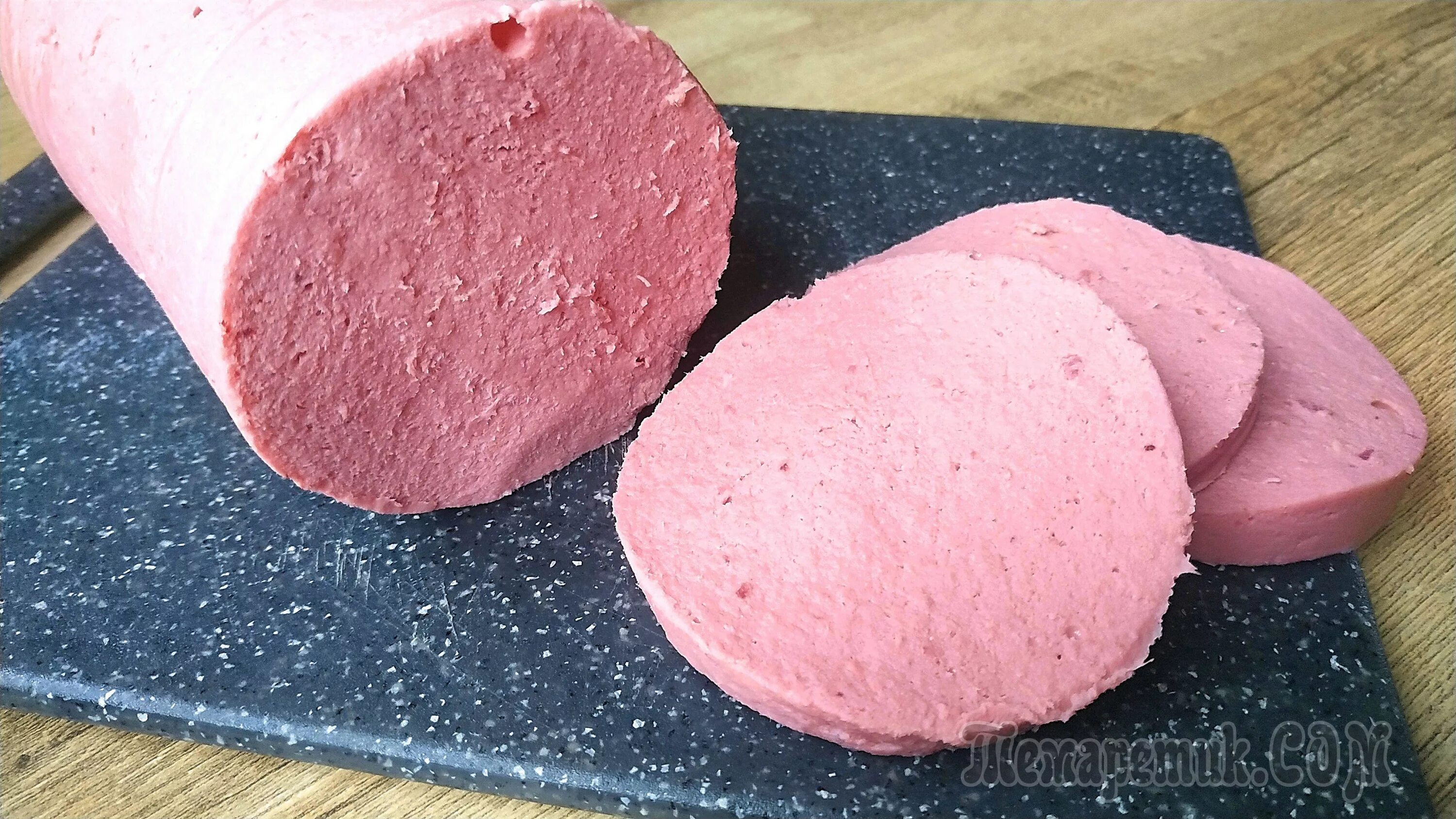 Как приготовить колбасу из курицы в бутылке. Куриная колбаса с желатином. свекольная колбаса. колбаса из курицы в бутылке. докторская колбаса из курицы в бутылке с желатином.