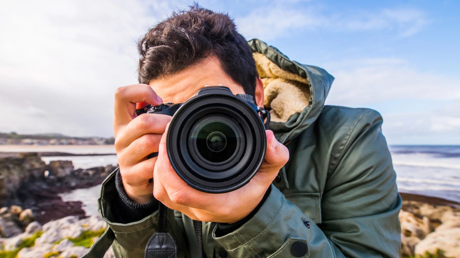 Человек с фотоаппаратом. Человек фотографирует. Мужчина фотографирует. Человек с фотокамерой.