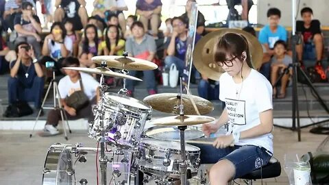 Korean Girl Entertains and Plays Drums like a Pro - video Dailymotion.