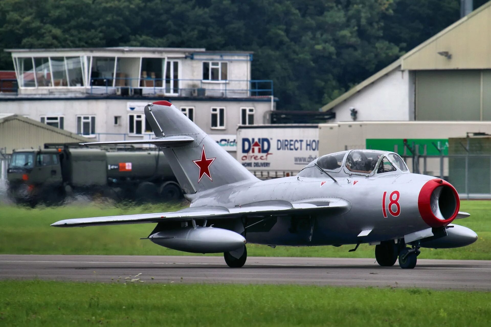 Советские реактивные самолеты. Самолёт миг-15бис. Миг 15. Mig 15. Миг-15 реактивный самолёт.
