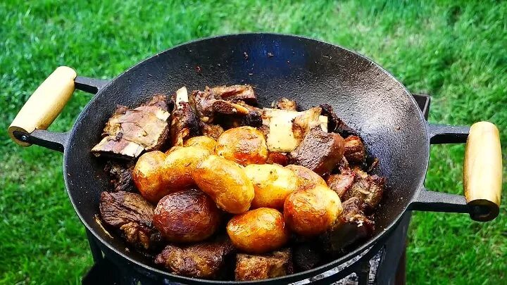 Мясо в казане. Казан кебаб баранина ребрышки. Казан на костре. Лагман из баранины в казане на костре. Лагман в казане на костре.