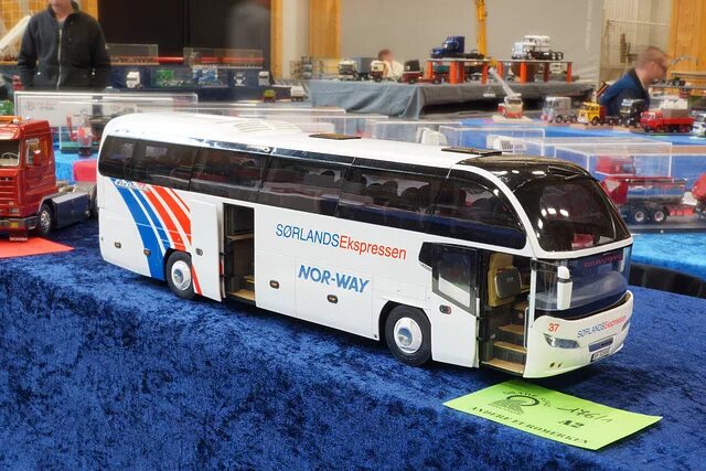 Автобус 1 24. Revell 1/24 Неоплан. Revell Bus Neoplan. Автобус Неоплан модель 1 43. Сборная модель Ревелл Неоплан.