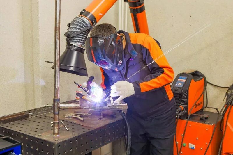 оборудование сварщика. сварочный аппарат для аргонной сварки. сварочный класс. инженер сварщик. сварочный класс.