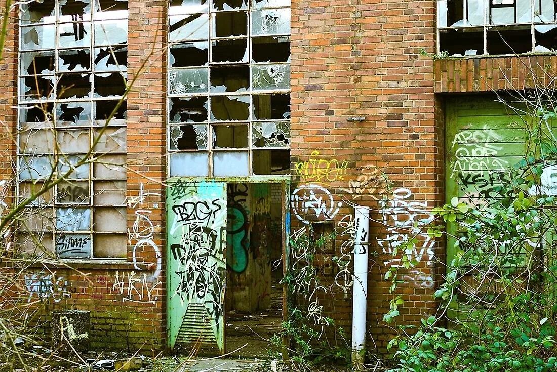Дом с разбитыми окнами. Здание с разбитыми окнами. теория разбитых окон. грязное окно. теория дом с разбитыми окнами.