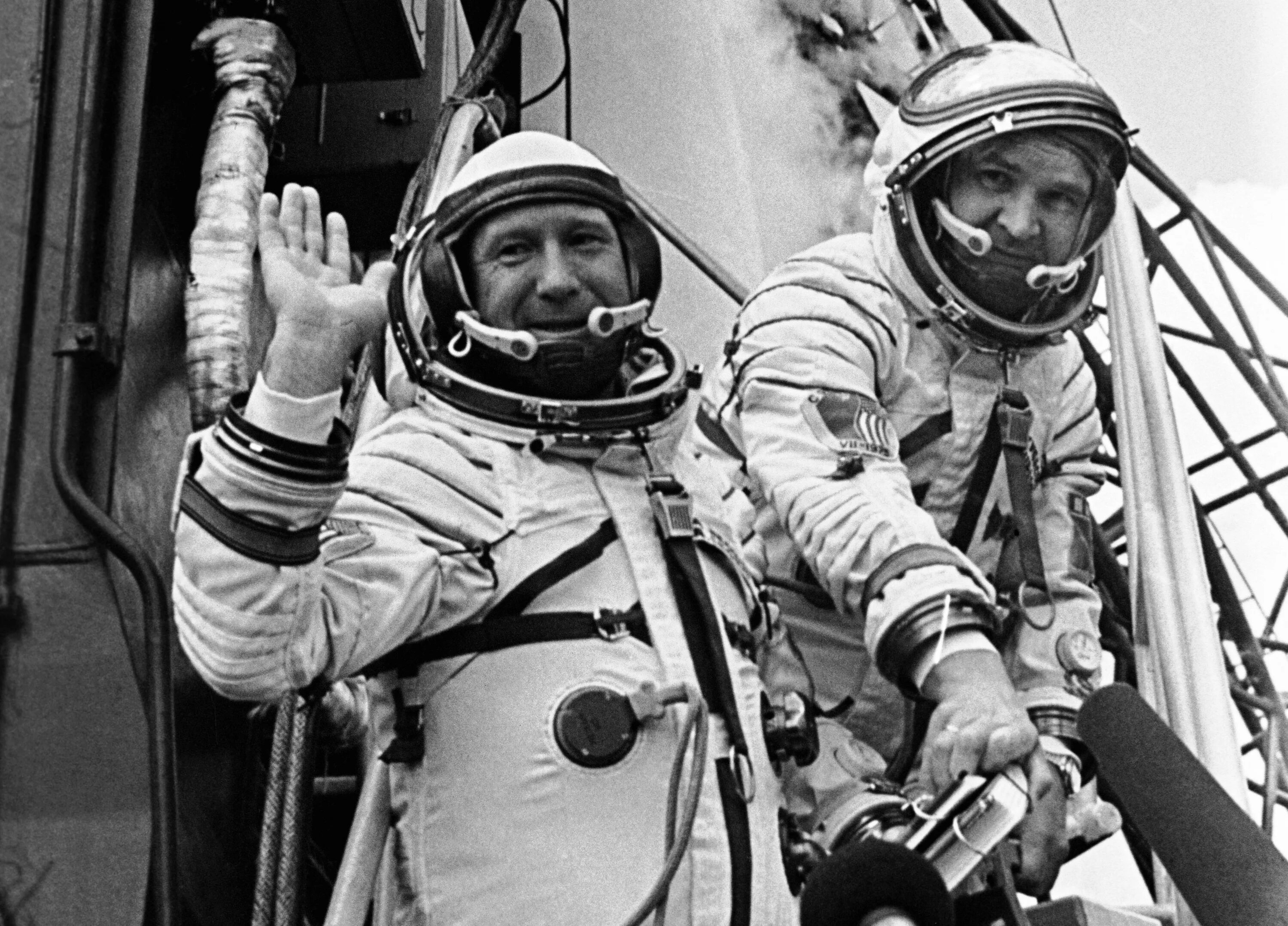 Леонов алексей архипович выход в открытый космос. 1965 г первый выход человека в открытый космос алексей леонов. 1965 г. 18 марта 1965 а а леонов. Леонов космонавт вышел в открытый космос.