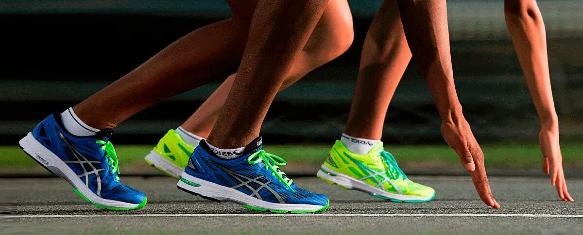 Обувь атлетика. ASICS бег. Асикс для легкой атлетики. Бегун кроссовки. Беговые кроссовки на ногах.