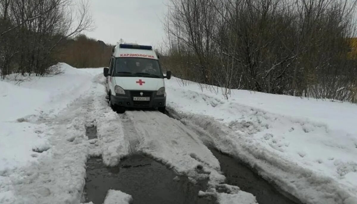 Машина застряла в снегу. Машина застревает на дороге. Застрявший на дороге автомобиль. Газель застряла в снегу. Застревают крошки