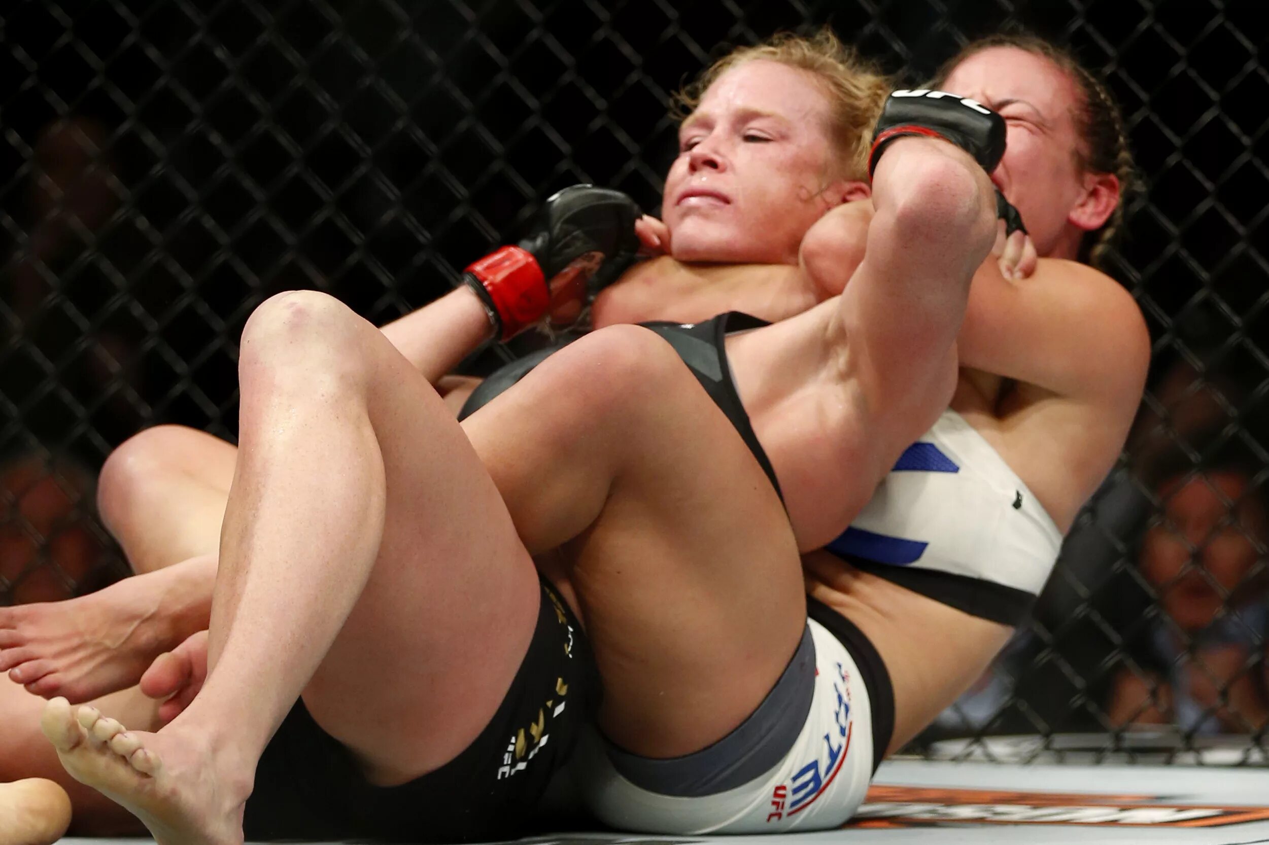 Холе бой. Юфс Холли холм. Холли холм фото. Holly Holm feet.