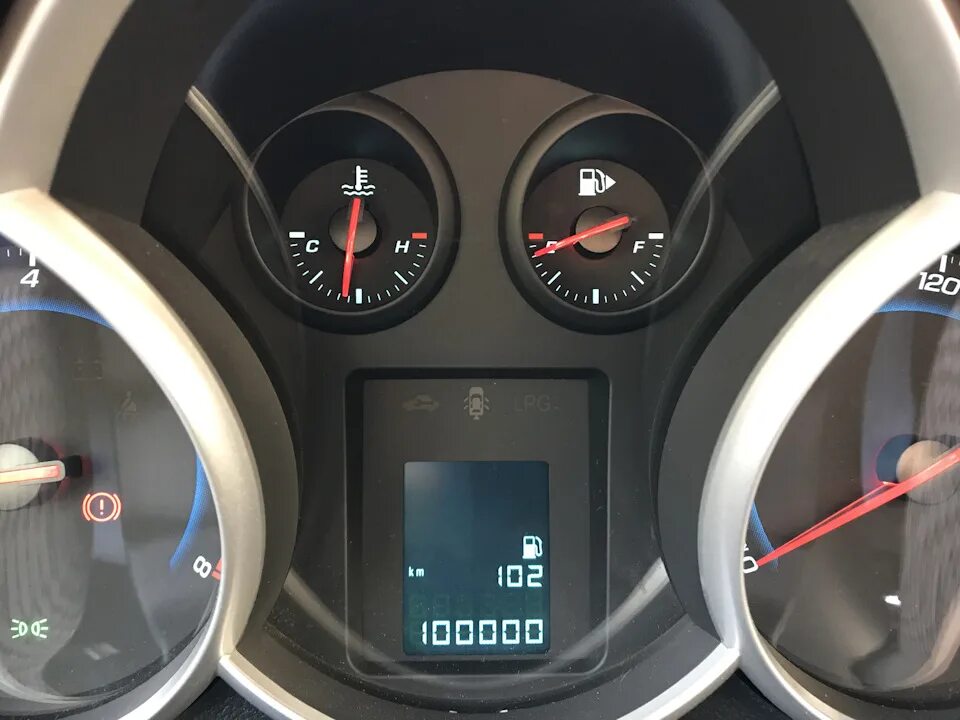 Шевроле круз горит. Лампочка топлива шевроле круз. chevrolet cruze лампа масла. chevrolet cruze 1.4 service stability track. рабочие обороты шевроле круз 1.8 механика.