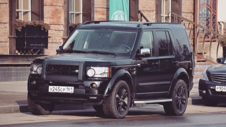 Land rover discovery 4 2016 black. Фото черного дискавери 5. Land rover discovery 3 black edition. Land rover discovery 3 black. Ленд ровер дискавери 4 черный.