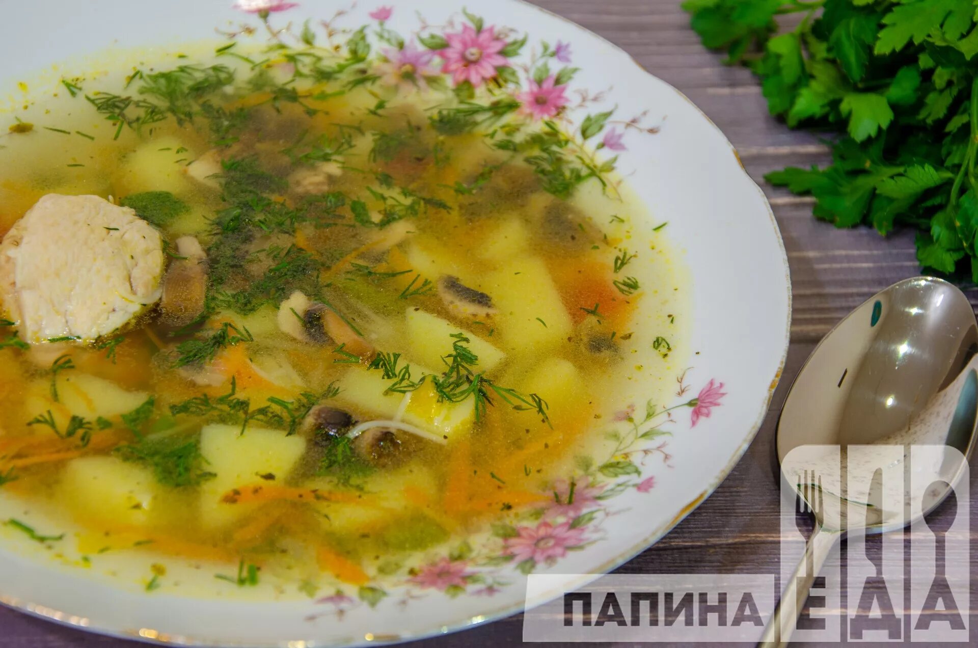 Суп с грибами вермишелью и картофелем. Суп с грибами и вермишелью. суп куриный с грибами и вермишелью. куриный бульон с грибами. вкусный суп из курицы с вермишелью.