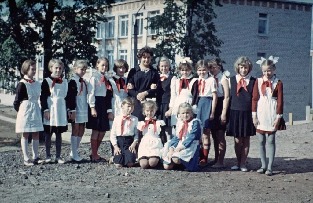 Школы 80х. СССР школа 80е. Советские школьники. Школьная форма 70-х годов. Школьные годы 80-х.