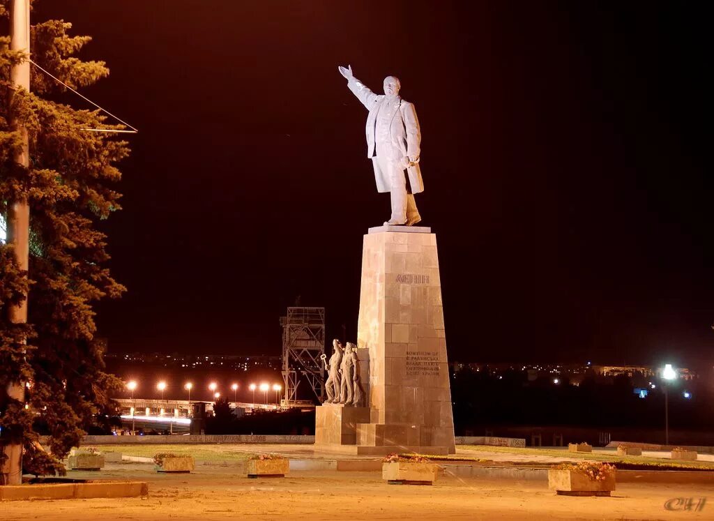 Днепрогэс ленин запорожья. Памятник ленину в запорожье. Ленин в запорожье. Ленин в вышиванке запорожье. Запорожье площадь ленина.
