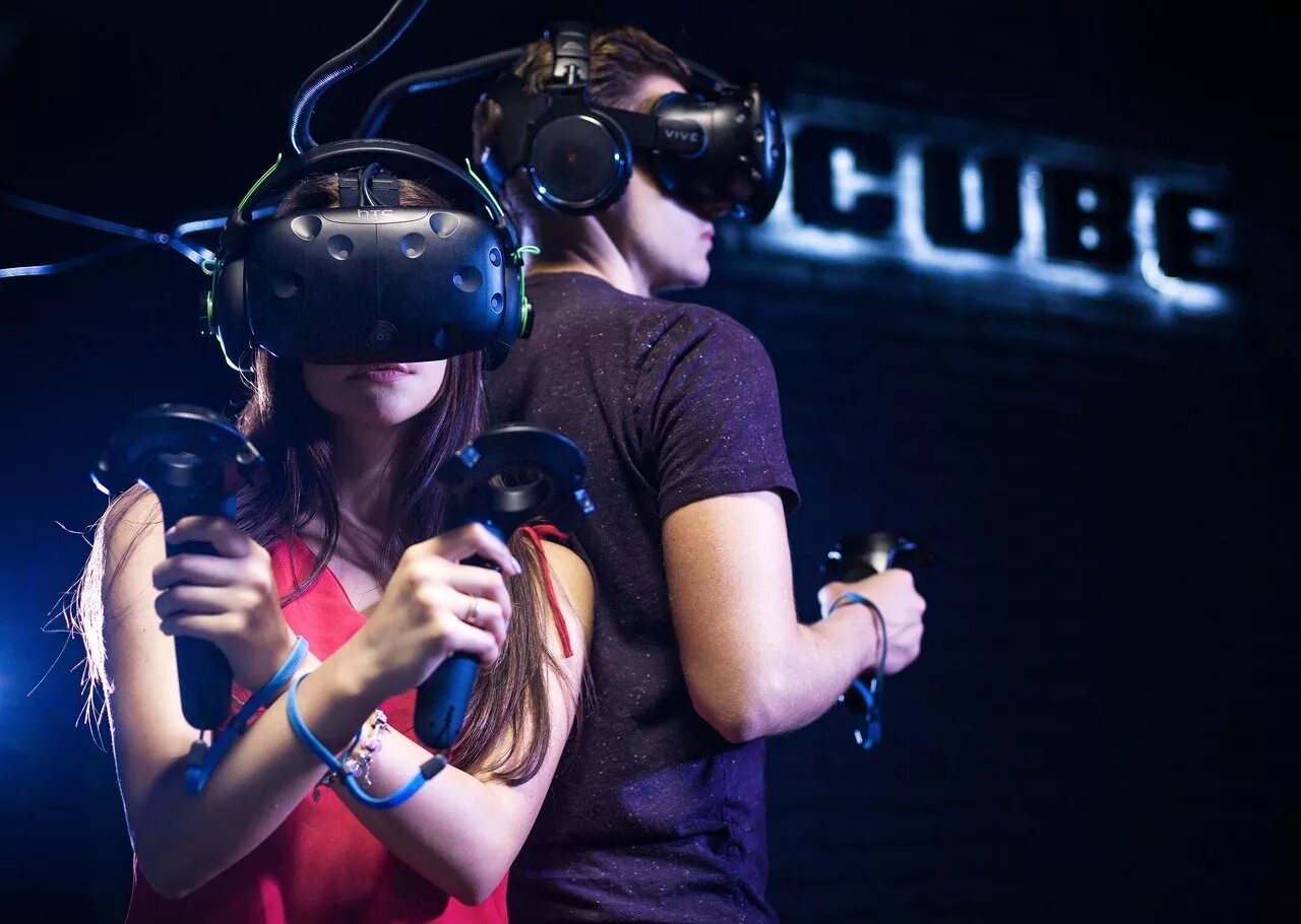 Квесты виртуальной реальности. Клуб виртуальной реальности. VR виртуальная реальность. Квест в шлемах виртуальной реальности.
