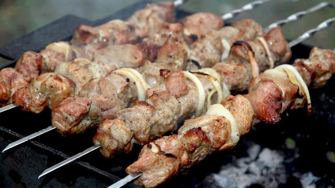 Маринад для шашлыка из свинины самый лучший. Шашлык с луком. шашлык с уксусом. шашлык из свинины на шампурах. шашлык из свинины с уксусом.