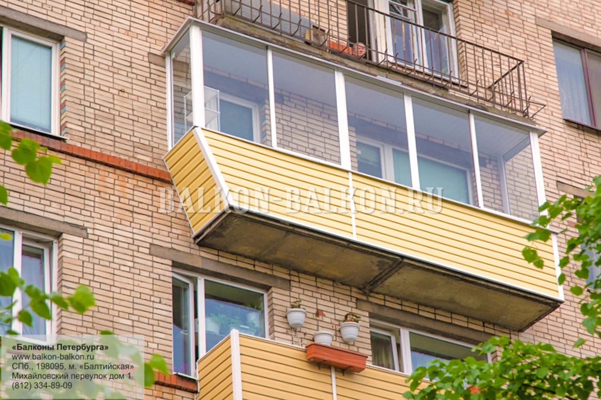 5 этажный дом балкон. Остекление балконов. Балкон с выносом. Балкон без остекления. Остекление лоджии с выносом.