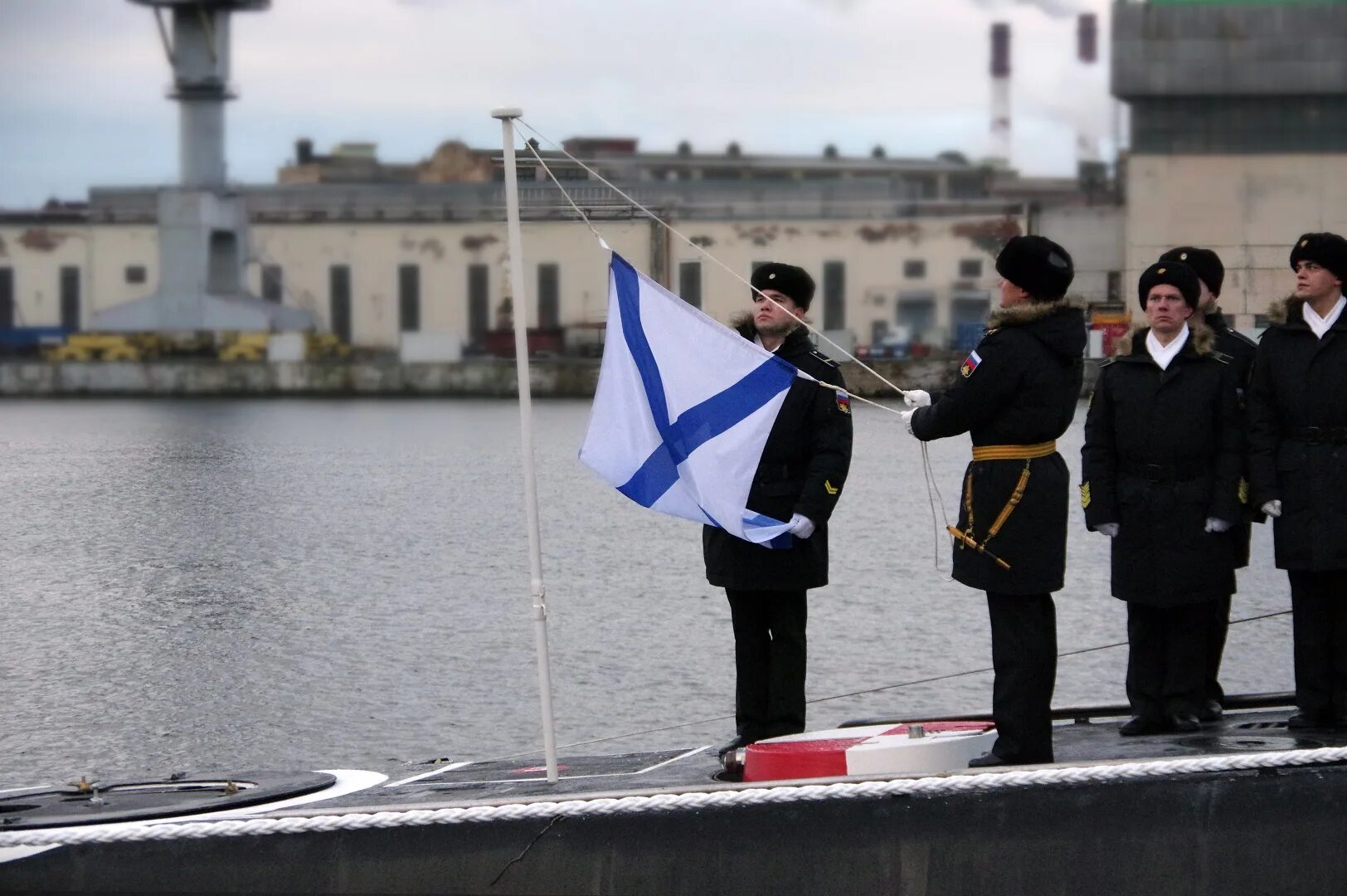 Военно морской Андреевский флаг. Адмиралтейские верфи подлодка Уфа. Военно-морской флот. Российские моряки.