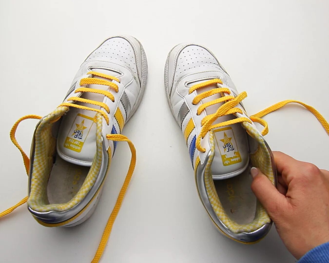 Способы завязывания шнурков. Кроссовки со шнурками. Желтые шнурки. Завязанные кроссовки. Как завязать шнурки видео